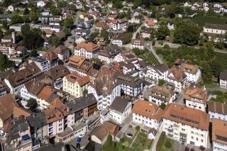 La hausse des prix de l'immobilier contamine désormais même les régions périphériques, alimentant la confiance des propriétaires et exploitants. (archive) KEYSTONE/GEORGIOS KEFALAS